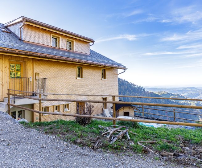 Die Alpwirtschaft Tierhag in Steg mit Aussicht auf das Zürcher Oberland erneuert von Jampen Holzbau AG