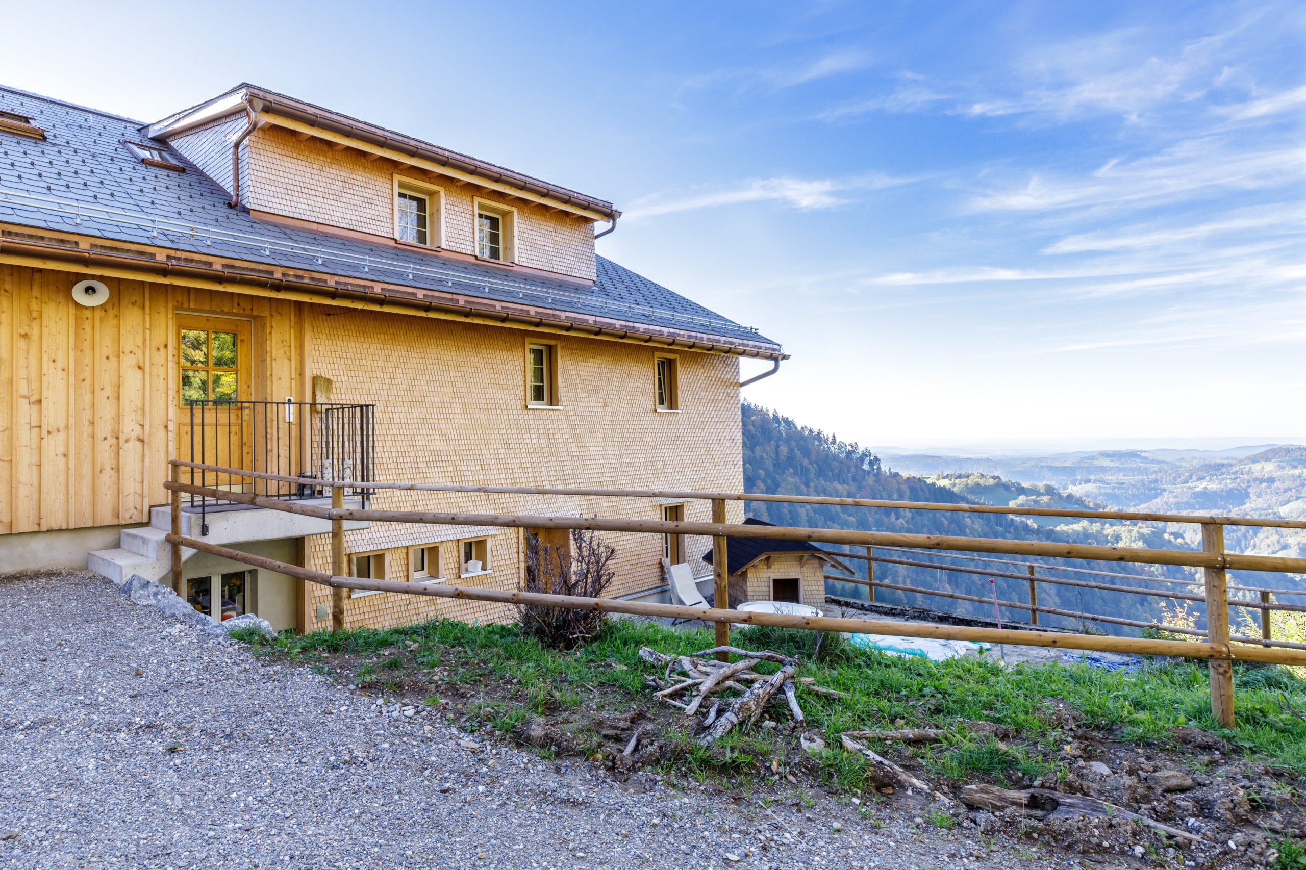 Die Alpwirtschaft Tierhag in Steg mit Aussicht auf das Zürcher Oberland erneuert von Jampen Holzbau AG